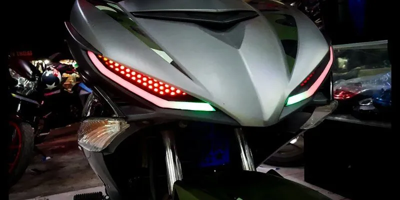 Bật đèn LED ở đường ánh sáng vàng